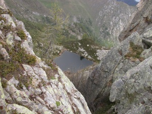 Il lago Voselline
sotto il Colle Lavere
(46580 bytes)